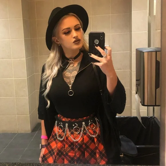 Meet the Posher - Picture 4 of 4